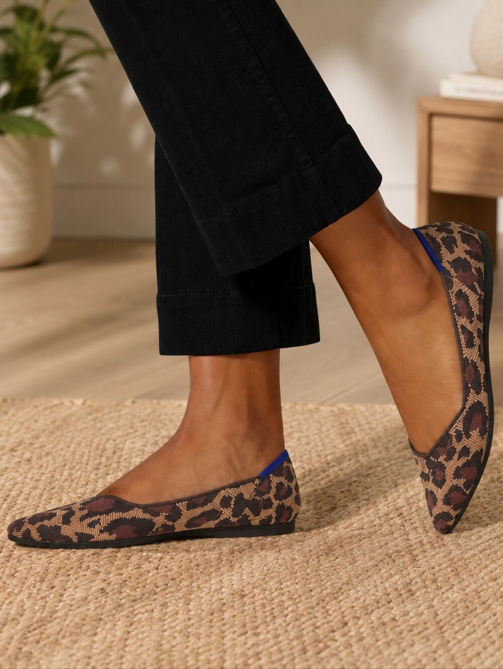 Size 6 Me Too furr leopard printed flat ballet shoes like new